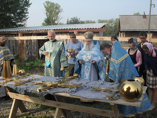 Освящение крестов и поднятие куполов на вновь строящийся  храм в  д.  Гусельниково Кишертского района